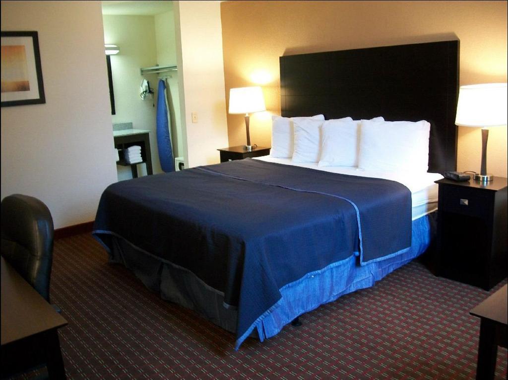 Americas Best Value Inn Romulus/Detroit Airport Exterior photo