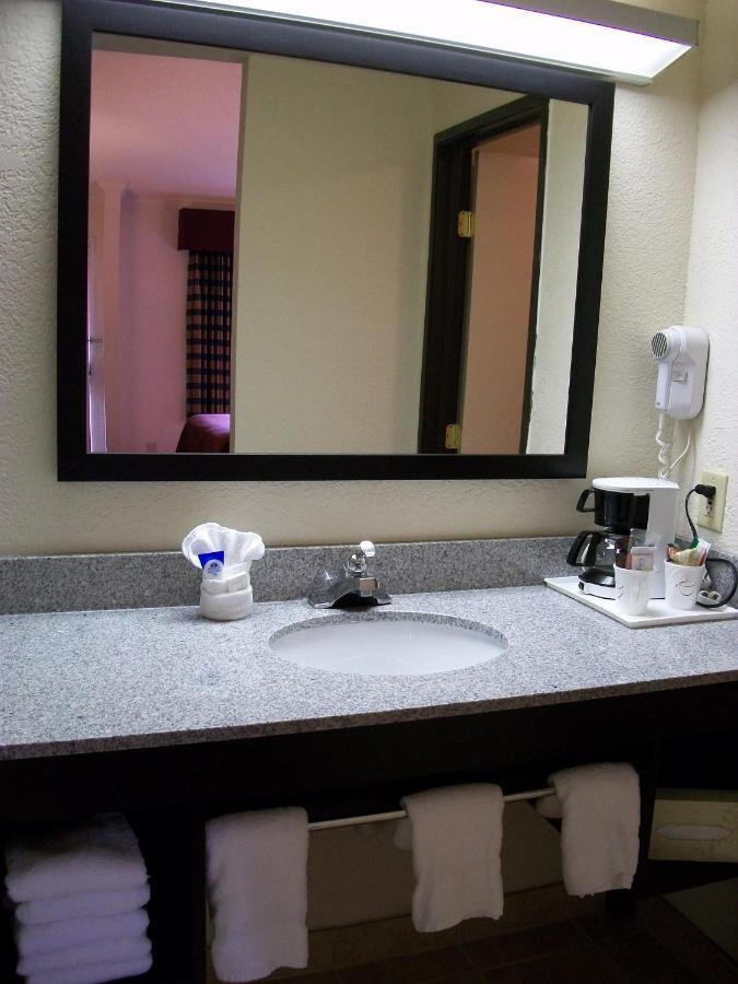 Americas Best Value Inn Romulus/Detroit Airport Exterior photo